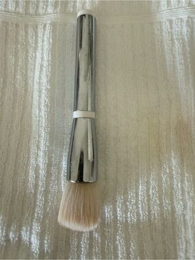 IT cosmetics foundation brush